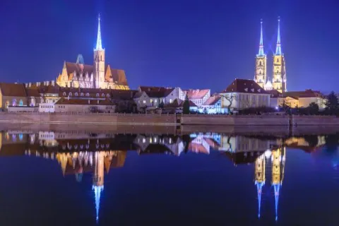 Blaue Stunde über der Dominsel an der Oder in Breslau