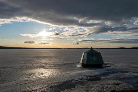 Der See Norvajärvi am Polarkreis in Finnland