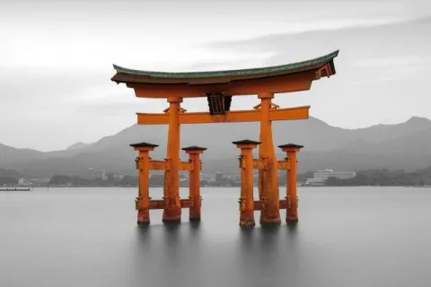 Das Rote Torii des Itsukushima-Schreins auf der Insel Miyajima