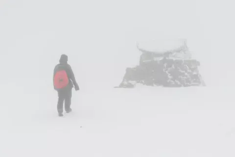 Die steinerne Gipfelhütte auf dem Ben Nevis