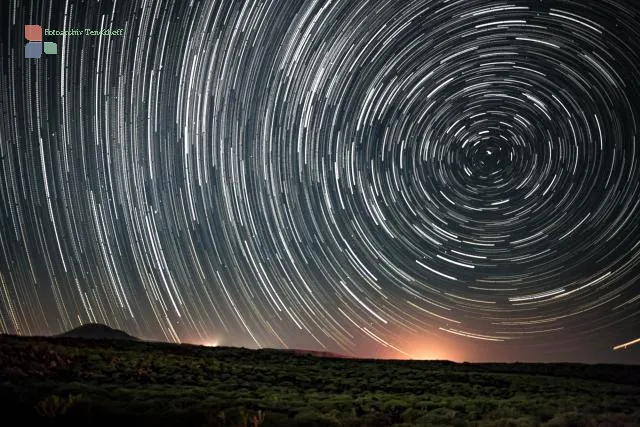 Startrails über den Vulkanen von Lanzarote