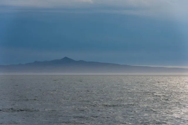 Kunashiri , die schwarze Insel im Nebel