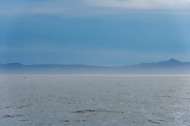 Kunashiri , die schwarze Insel im Nebel