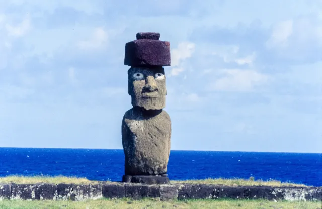 Moai, die kolossalen Steinstatuen der Osterinsel (Rapa Nui). 