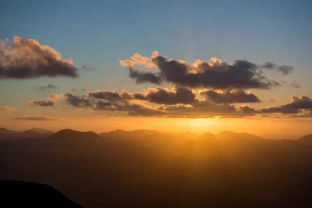 Sonnenuntergänge hinter den Vulkanen