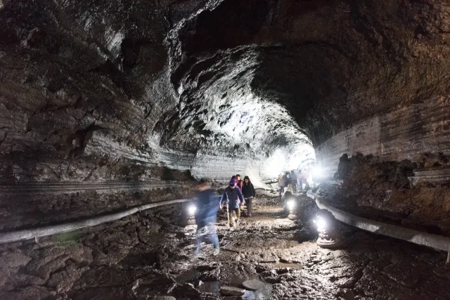 In der Manjanggul Lavahöhle