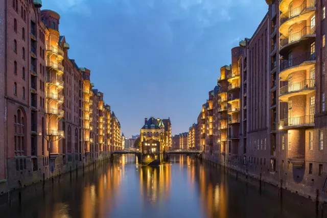 Fotospot "Schloss in der Speicherstadt" in der Blauen Stunde