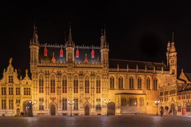 Das Rathaus von Brügge bei Nacht