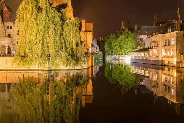 Die Grachten von Brügge bei Nacht