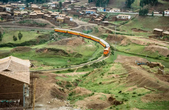 By train from Cusco to Aqua Calientes through the Urubambatal