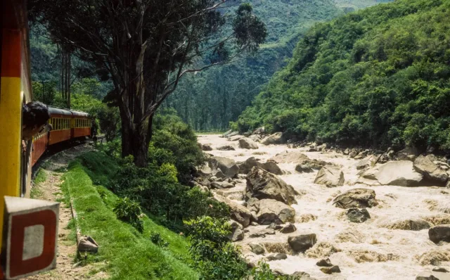 By train from Cusco to Aqua Calientes through the Urubambatal