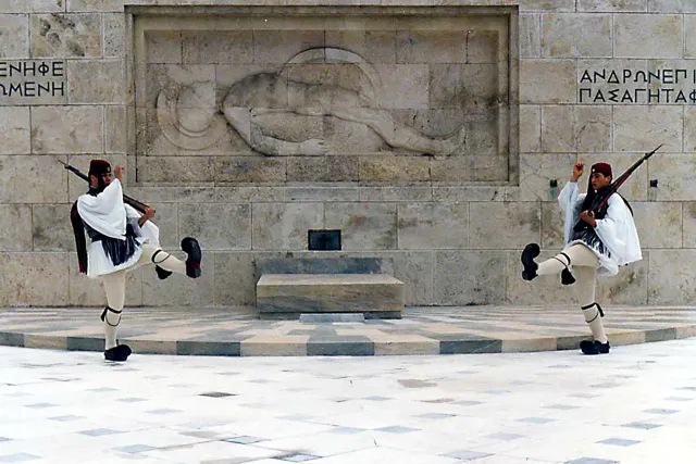 Honor guard in front of the parliament