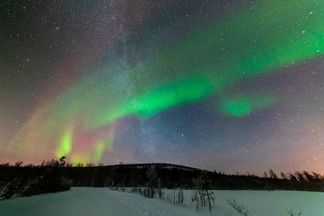 Nordlichter mit Milchstraße in den Lyngenfjorder Alpen