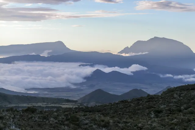 Die Vulkane von Reunion in den Wolken