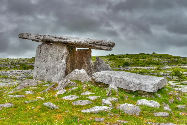 Der Poulnabrone Dolmen im County Clare, Irland