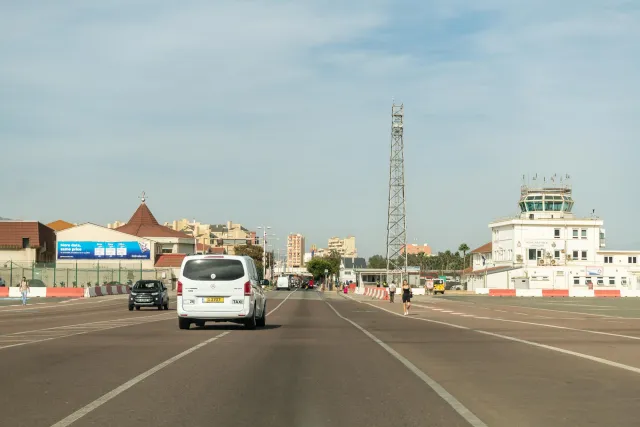 Einreise nach Gibraltar über die Start- und Landebahn des Flughafens