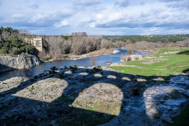 Der Blick vom Pont du Gard auf den Gardon