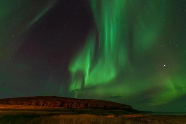 Polarlichter über dem Vogelfelsen von Ekkerøy am 70sten Breitengrad