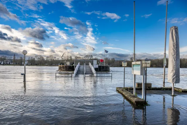 Inaccessible boat outriggers on the flooded Rhine promenade in Königswinter