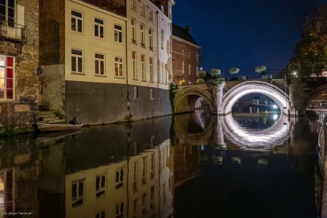 Spectacle bridge over the Dijle at night