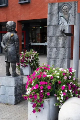 Monument of the young van Beethoven with golden rose